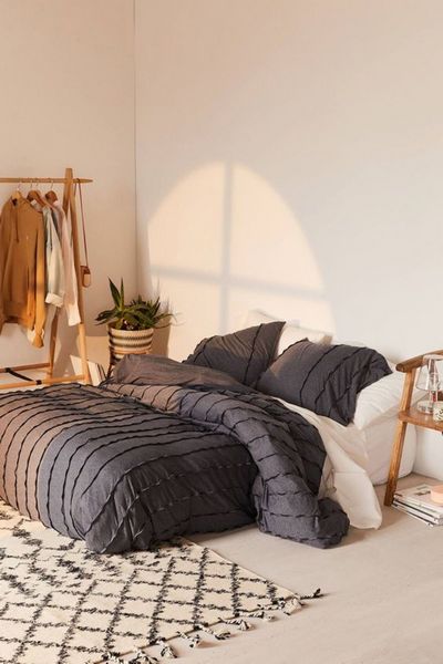 Кровать с матрасом для спальни из-за возможного провоцирования проблем