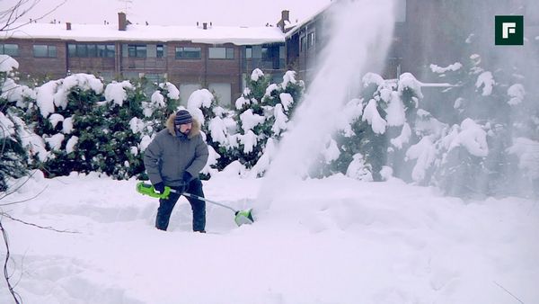 Уборка снега на приусадебном участке случае попадания твердых предметов
