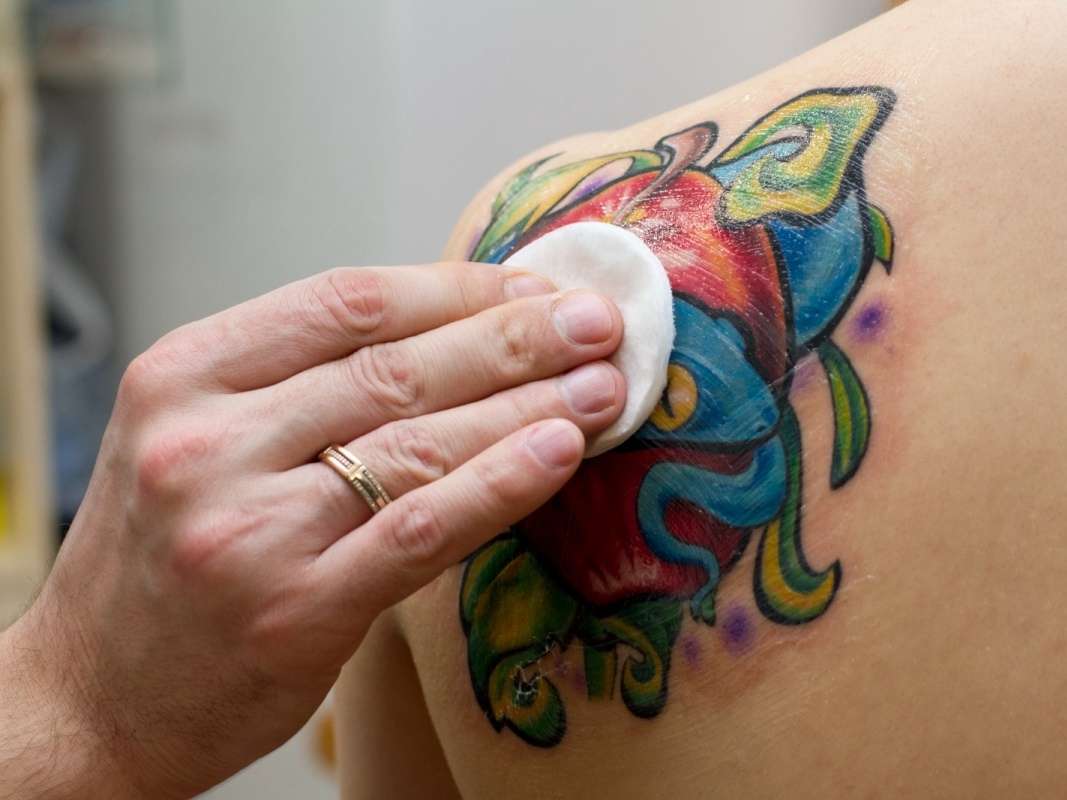 Как правильно ухаживать за татуировкой до заживления кожи?